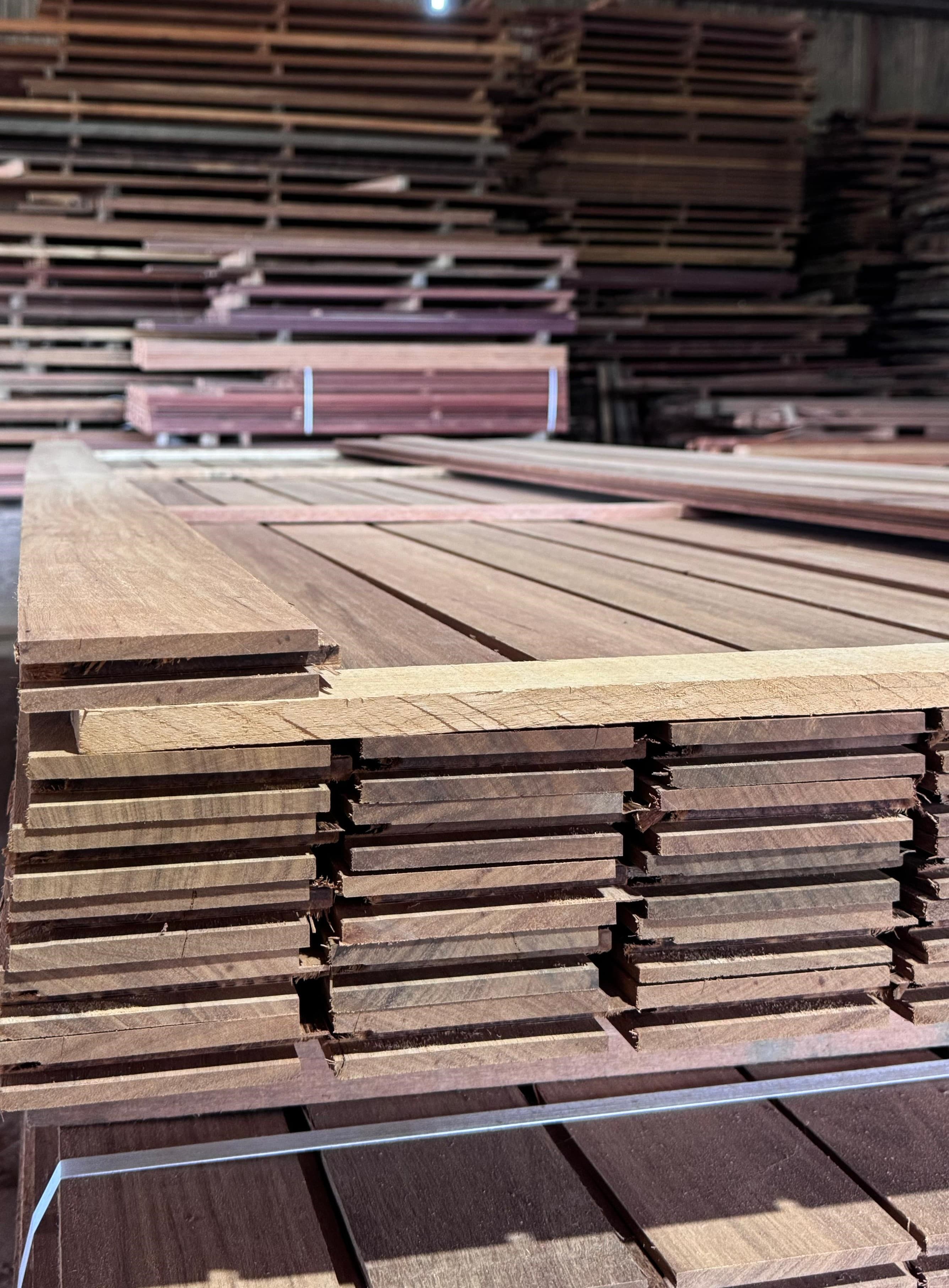 Lames de parquet en bois massif guyanais empilées