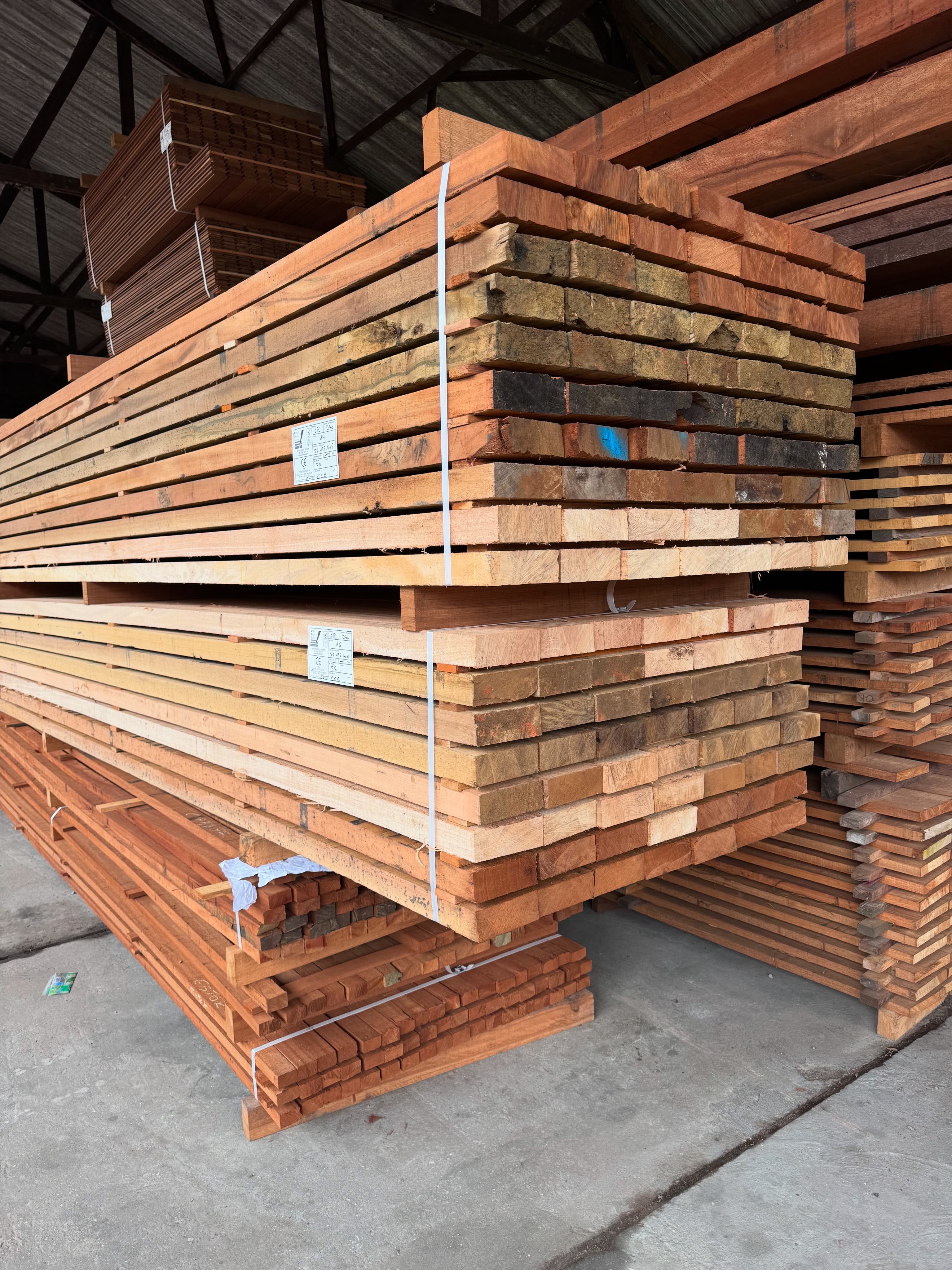 Stock de planches sciées — Scierie Degrad Saramaca